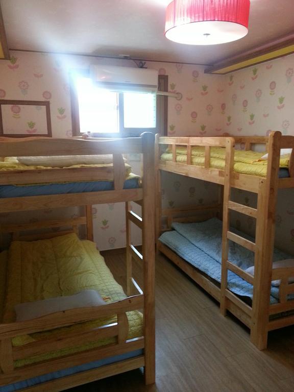Gyeongju Friend Guesthouse Rum bild